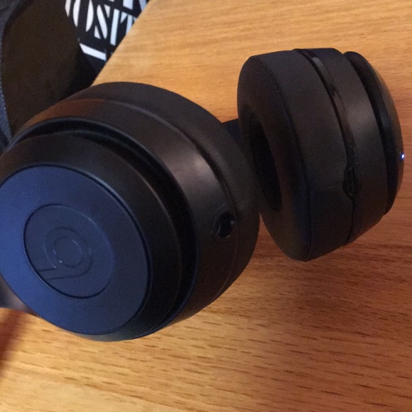 BARELY USED Beats Solo 3 Wireless Headphones - Picture 2 of 8